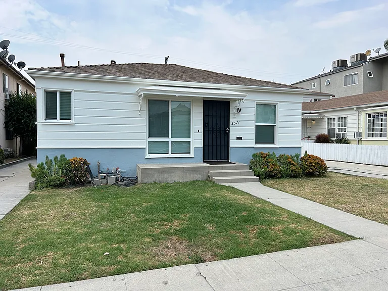 2573 S Sepulveda Blvd — Photo 2