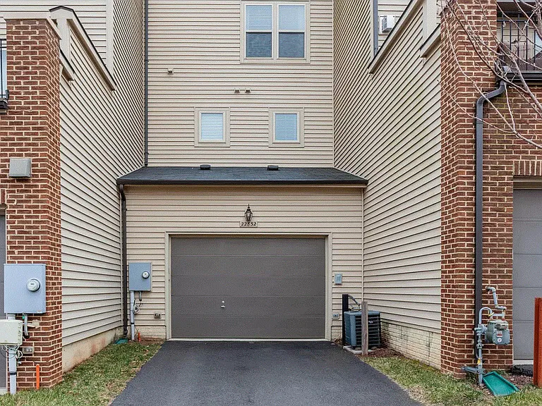 22832 Goldsborough Ter — Photo 12