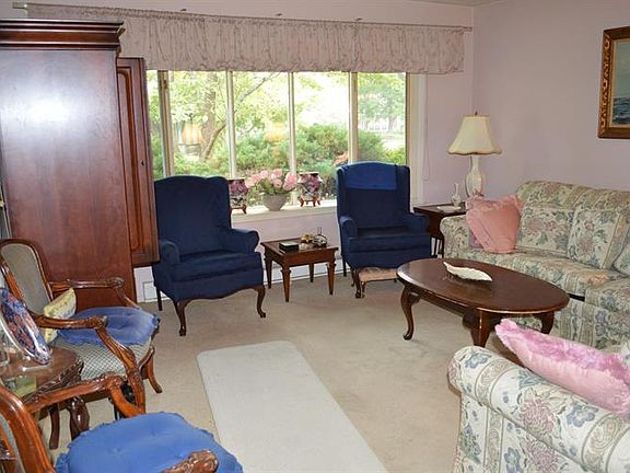 4th image of 36 Buckingham Dr #B