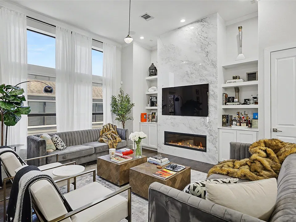 932 W 22nd St