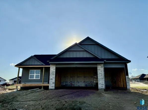 913 S Country Club Ave, Brandon, SD 57005