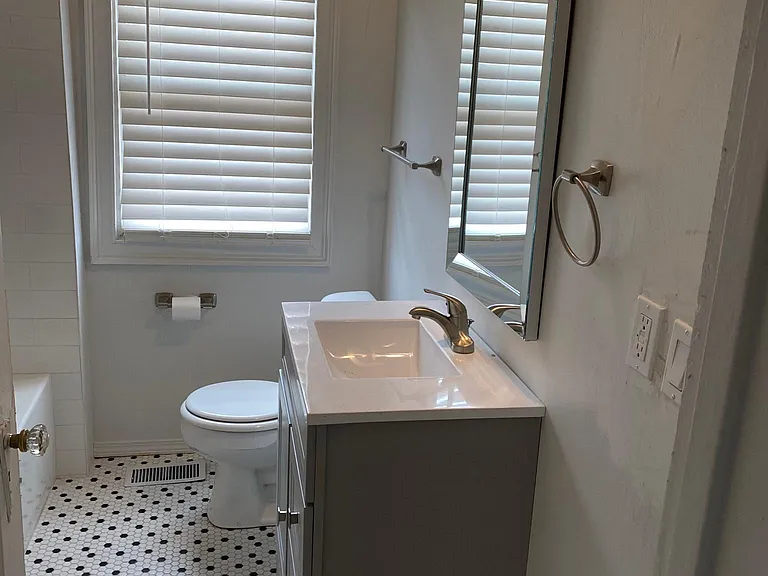 908 NW 42nd St #1 — Photo 4