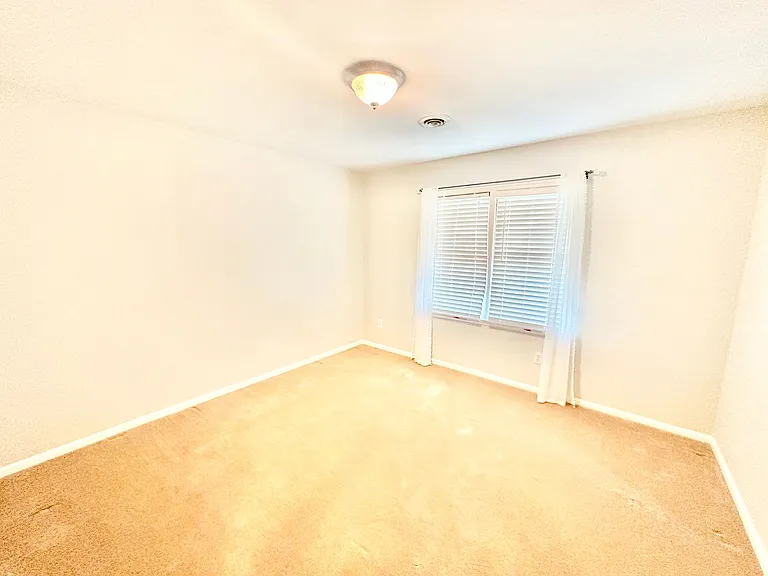 102 Ashleigh Ct — Photo 14