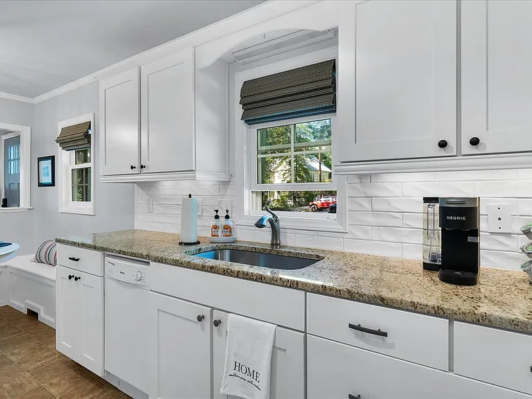 260 E Connecticut Ave — Photo 36