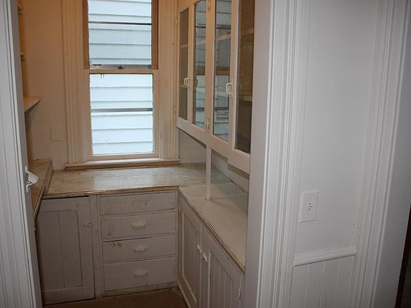 2nd image of 12 Hickok Pl