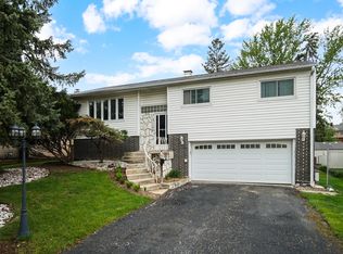 9040 Meadowview Dr, Hickory Hills, IL