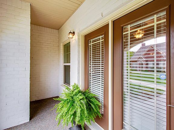 5th image of 315 Westminster Dr