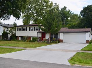 721 Sunnyside Rd, Roselle, IL 60172