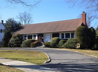 425 Monterey Ave, Pelham, NY 10803