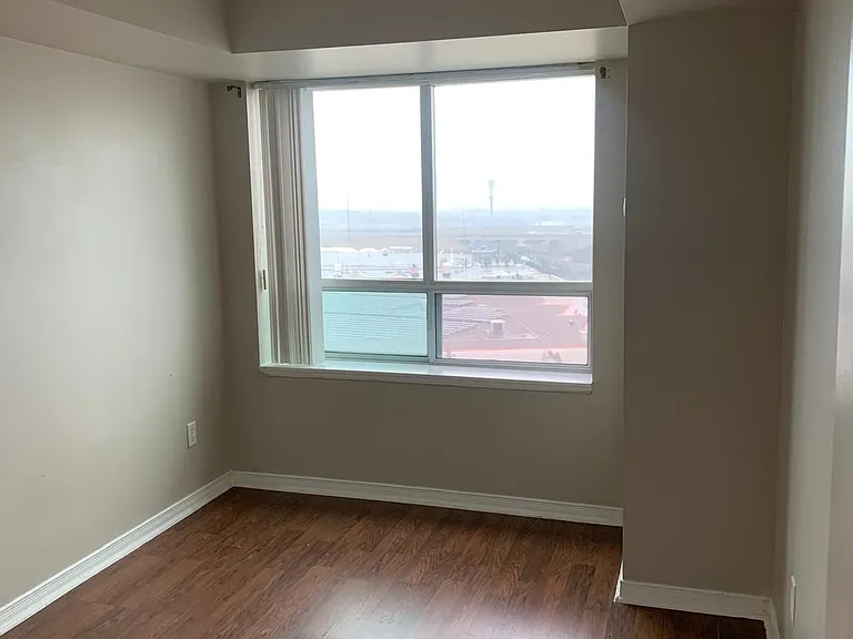 39 Oneida Cres S #901 — Photo 5