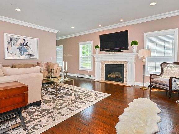 4th image of 17 Horseshoe Cir