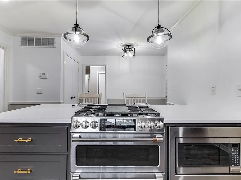 720 N Stratford Ln — Photo 5