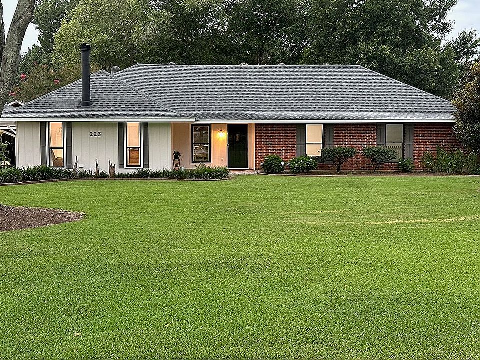 1st image of 223 Pecan Ave