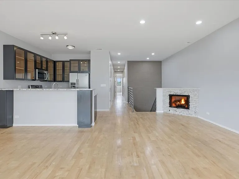 1649 W Cortland St — Photo 27