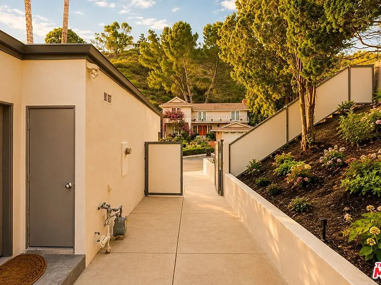 2657 Zorada Dr — Photo 34