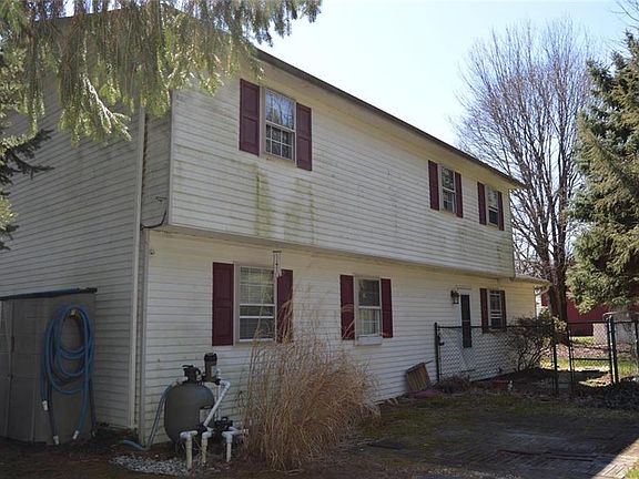 4th image of 381 Yorkshire Dr