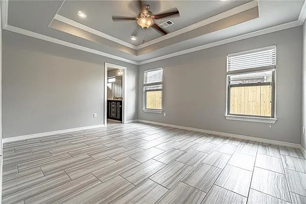 950 Silverthorn Dr — Photo 3