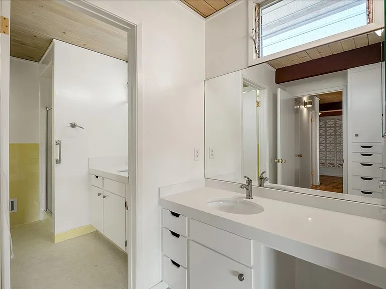 2209 Thurm Ave — Photo 9