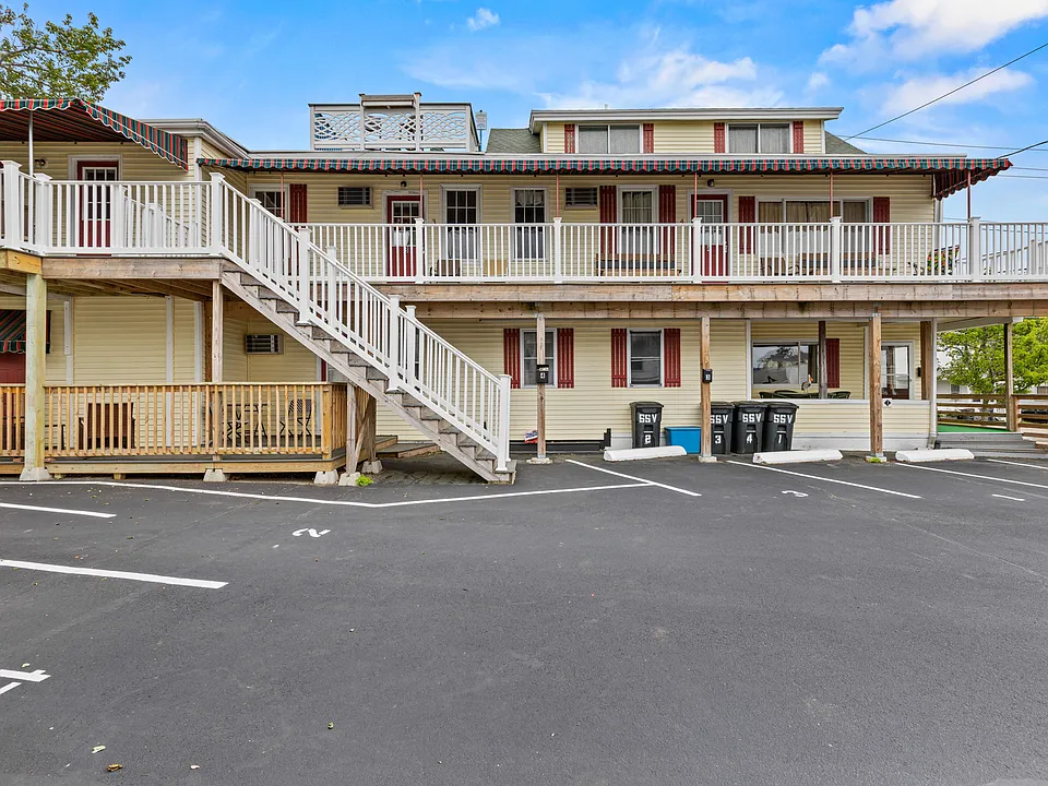 15 Bay Ave #2