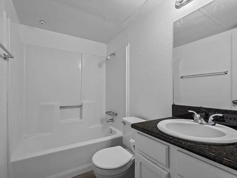 320 E 4th St #106 — Photo 21