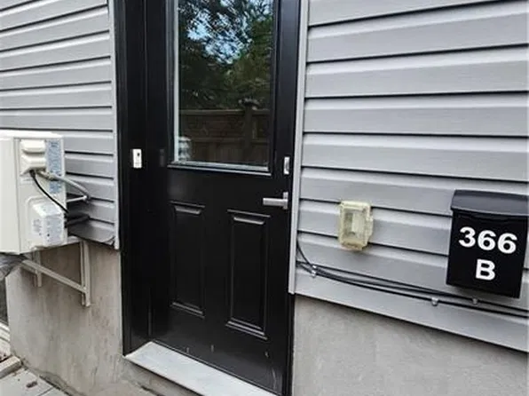 366 Fullerton Ave #B, Ottawa, ON K1K 1K1