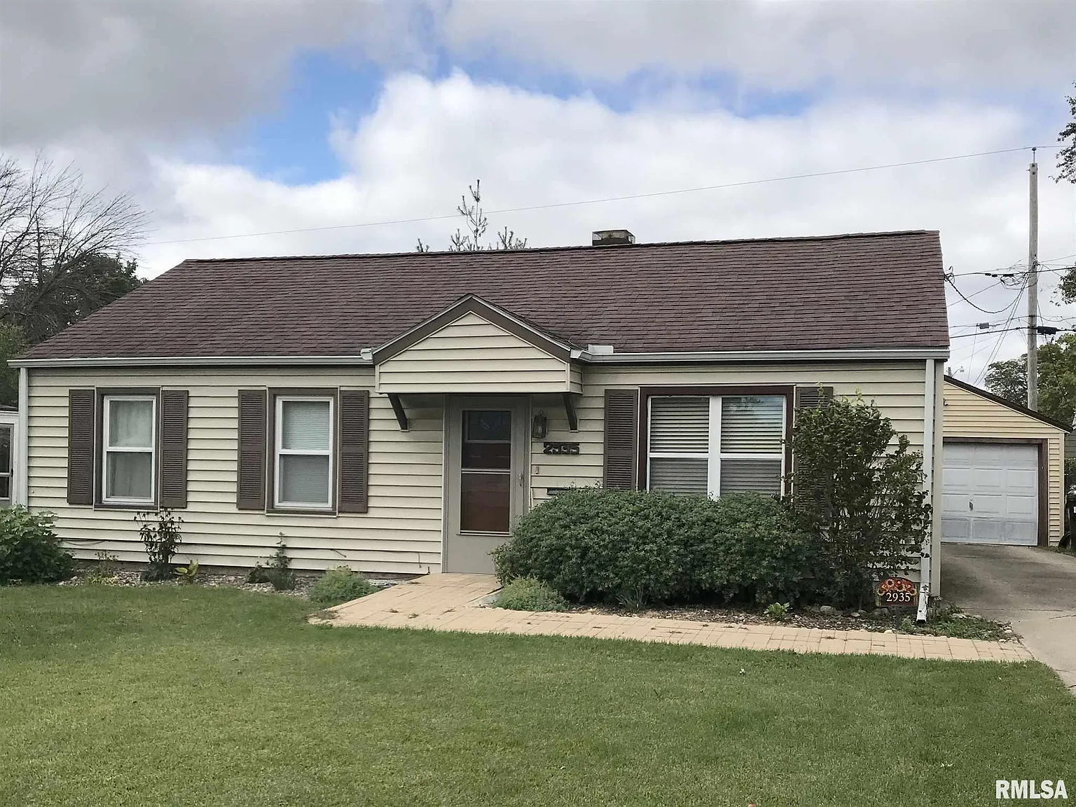 2935 N Village Dr photo 1