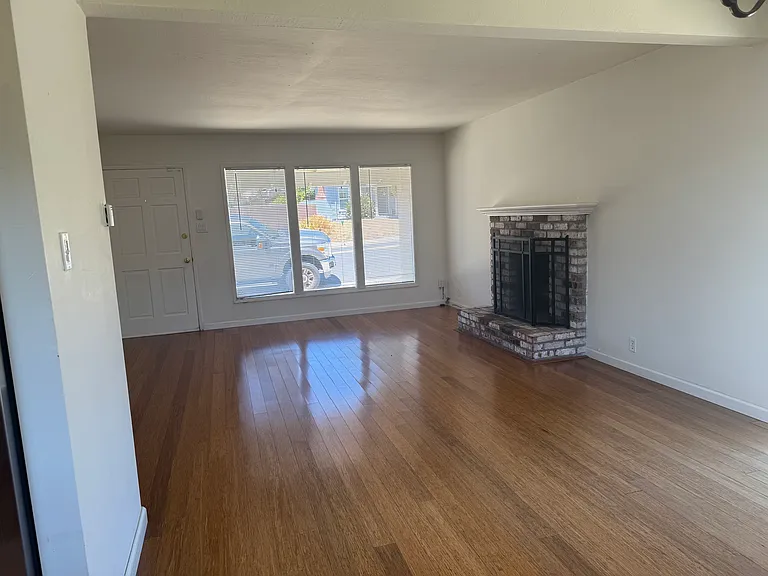 904 Crespi Dr — Photo 3