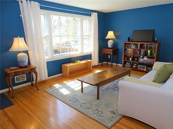 3rd image of 1 Woodcrest Cir