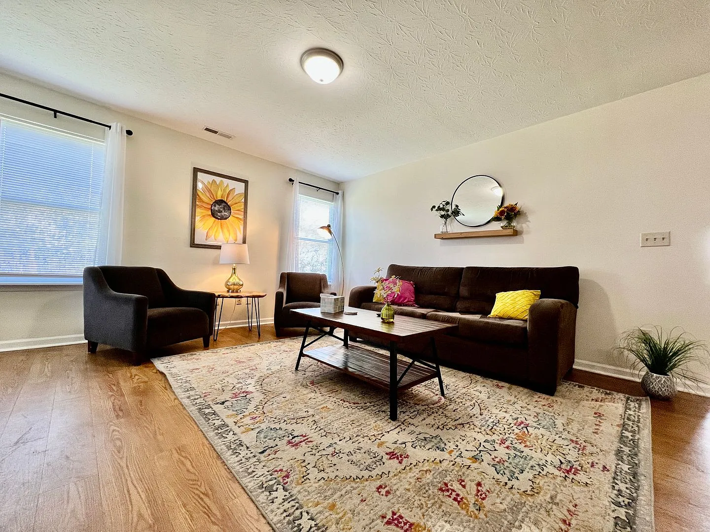 3 Bedroom 1 Bathroom Attached House — Photo 3