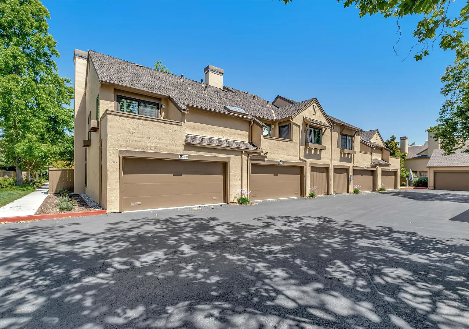 Hamilton Place Townhome — Photo 1