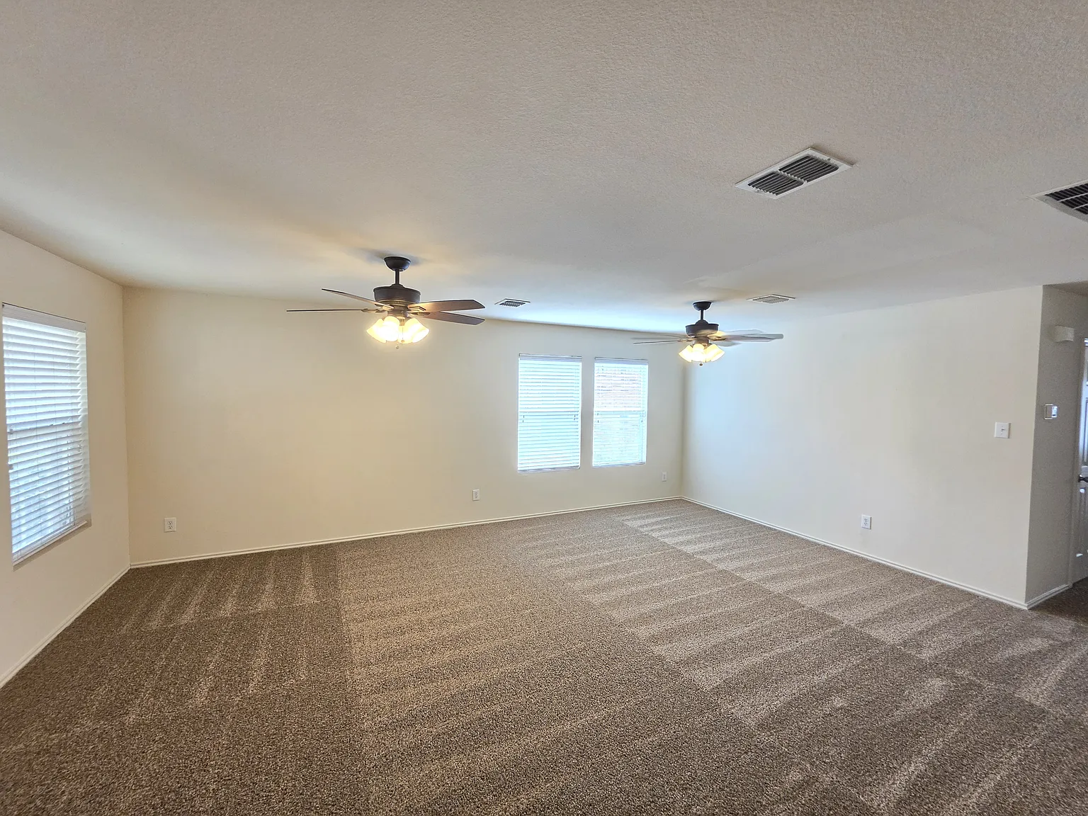 4 bed, 2.5 bath, 2984 sqft, $2,800 — Photo 3