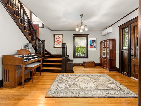 2nd image of 66 Mount Vernon St