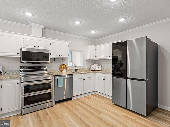 4th image of 15109 Poplar Ct