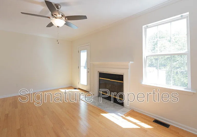 405 Lakeview Ct — Photo 16
