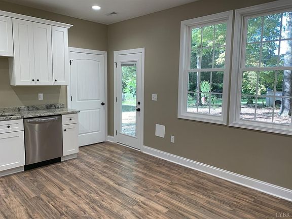 4th image of 216 Laurel Dr