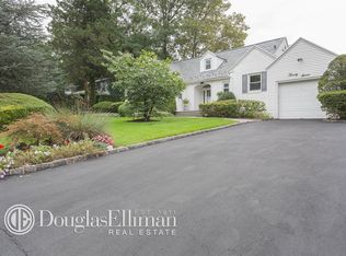 27 Briarfield Dr, Great Neck, NY 11020