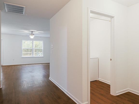 3rd image of 107 Hawthorne Dr