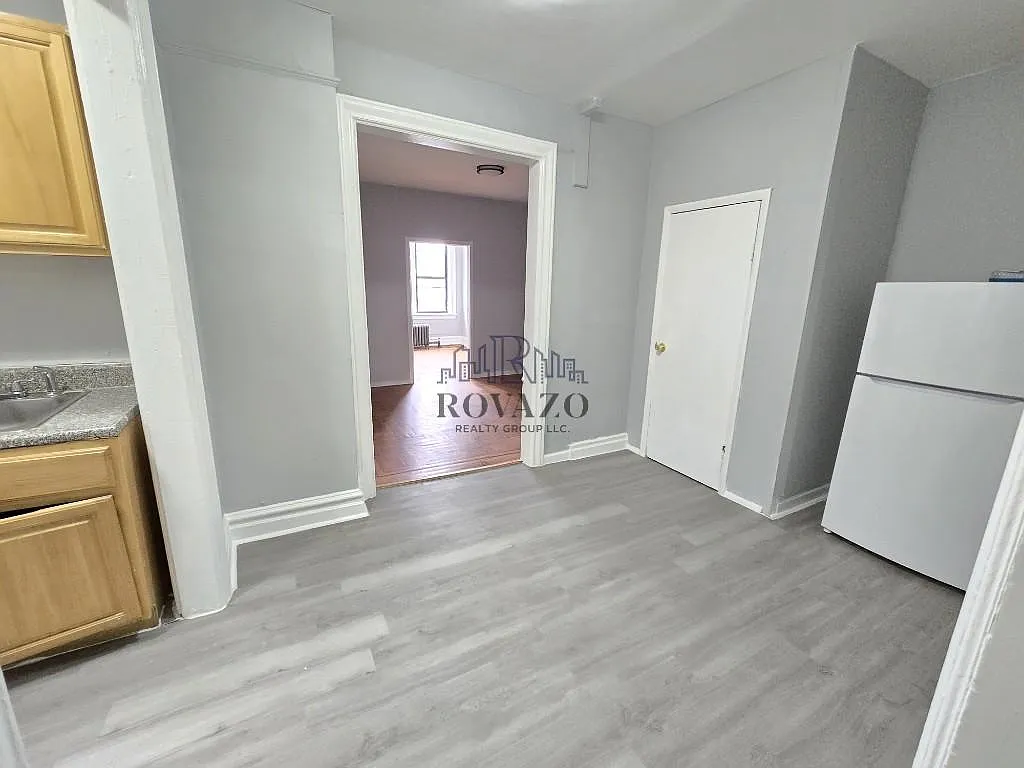 Building Photo - 160 Ellis Ave #208A