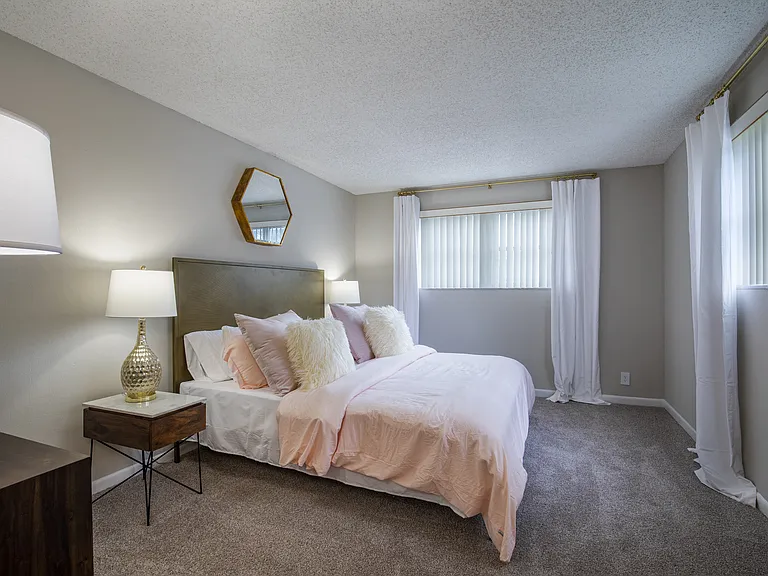 Del Oro Apartment Homes — Photo 9