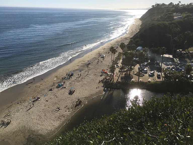 Henry's Beach in walking distance