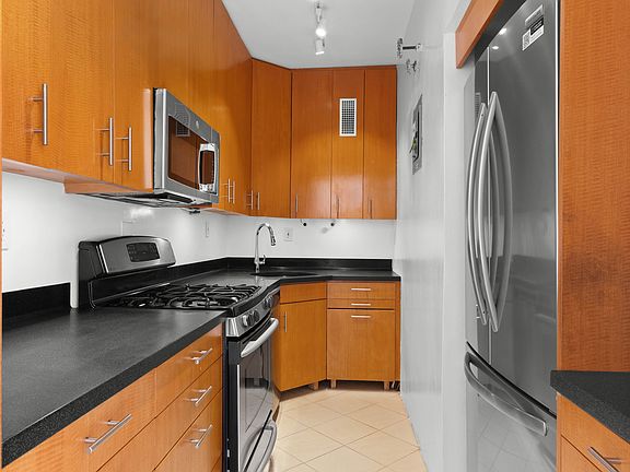 3rd image of 240 E 46th St APT 12C