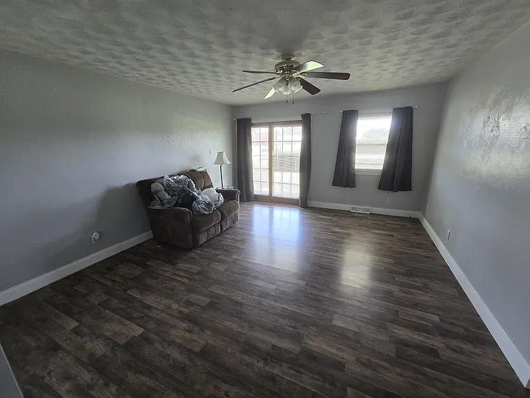 715 W Broadway St — Photo 10