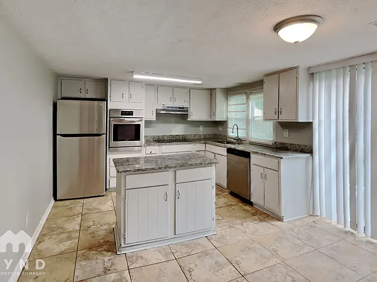 785 Edenton Ct — Photo 3