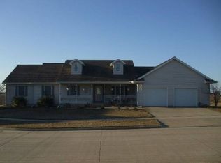 17 Cobblestone Ln, Minier, IL 61759