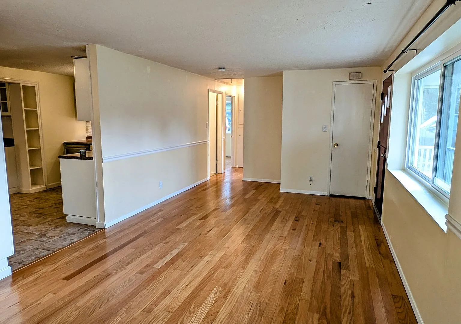 Sprawling Rambler House with huge detached 2 car garage - Close to Everything — Photo 3