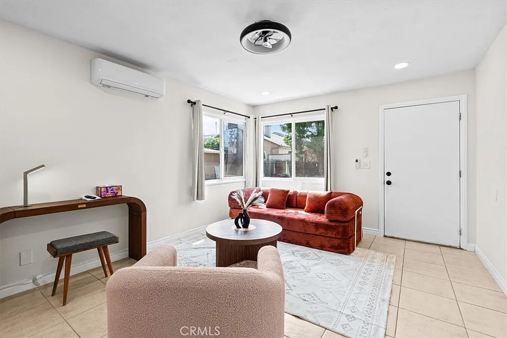 2 bed, 737 sqft, $3,600 — Photo 2