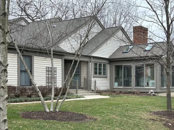 12 Warrington Dr, Lake Bluff, IL 60044