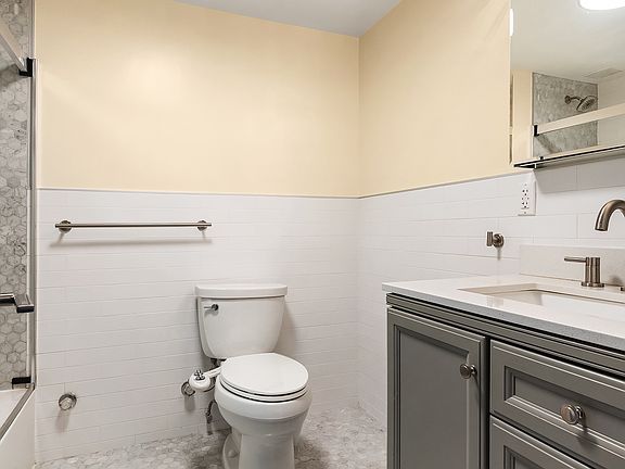 5th image of 211 Thompson St APT 2J