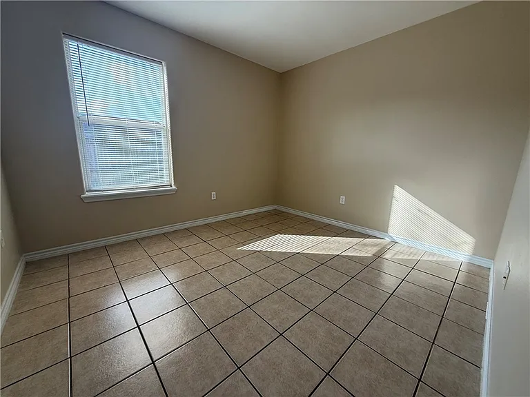 622 Webb St — Photo 16