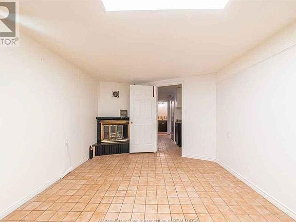 5th image of 929 Hall Ave #1